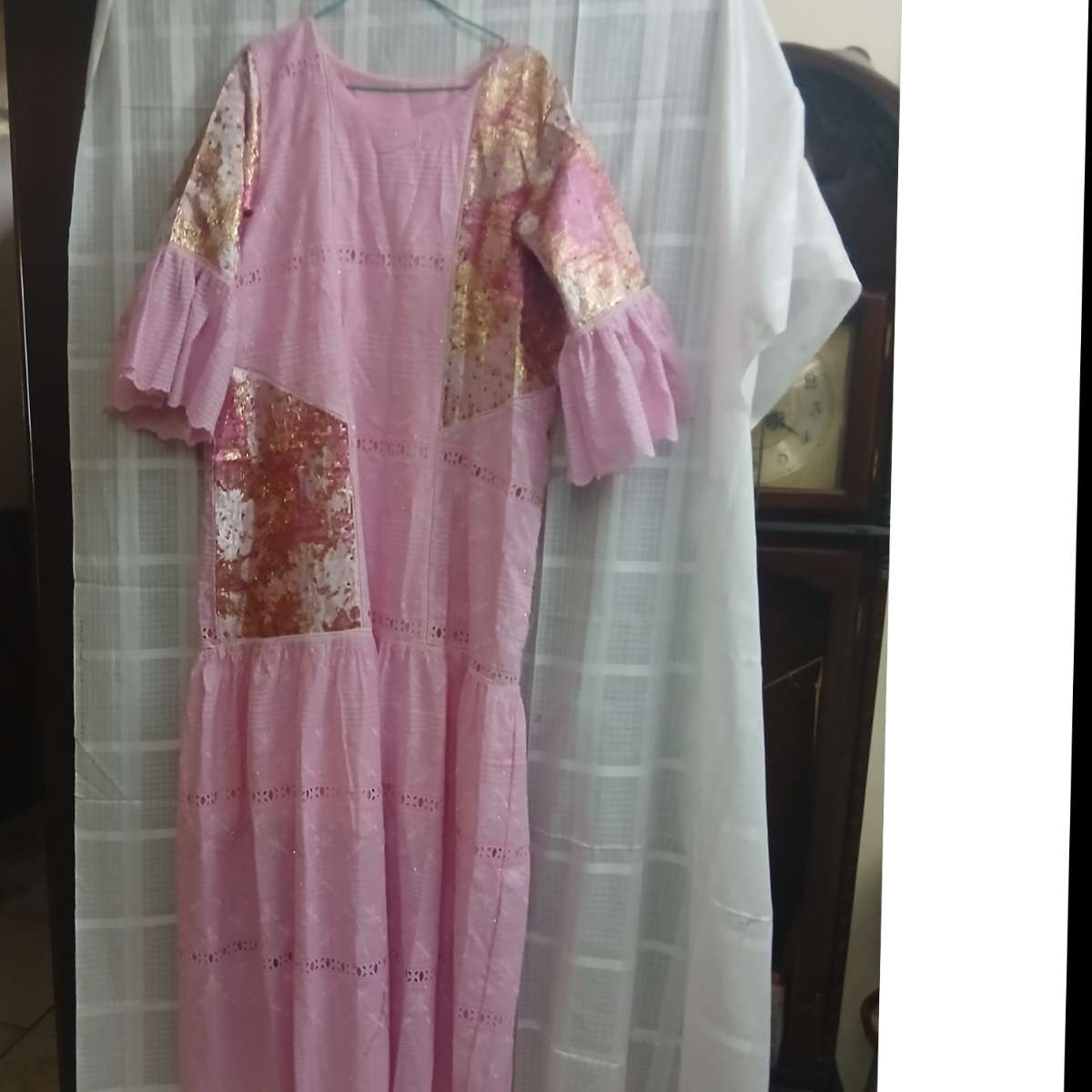 Robe femme rose brodée en brocart, élégante et bohème chic, été