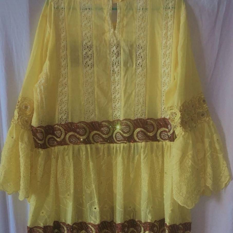 Robe femme en brode et garnitures
