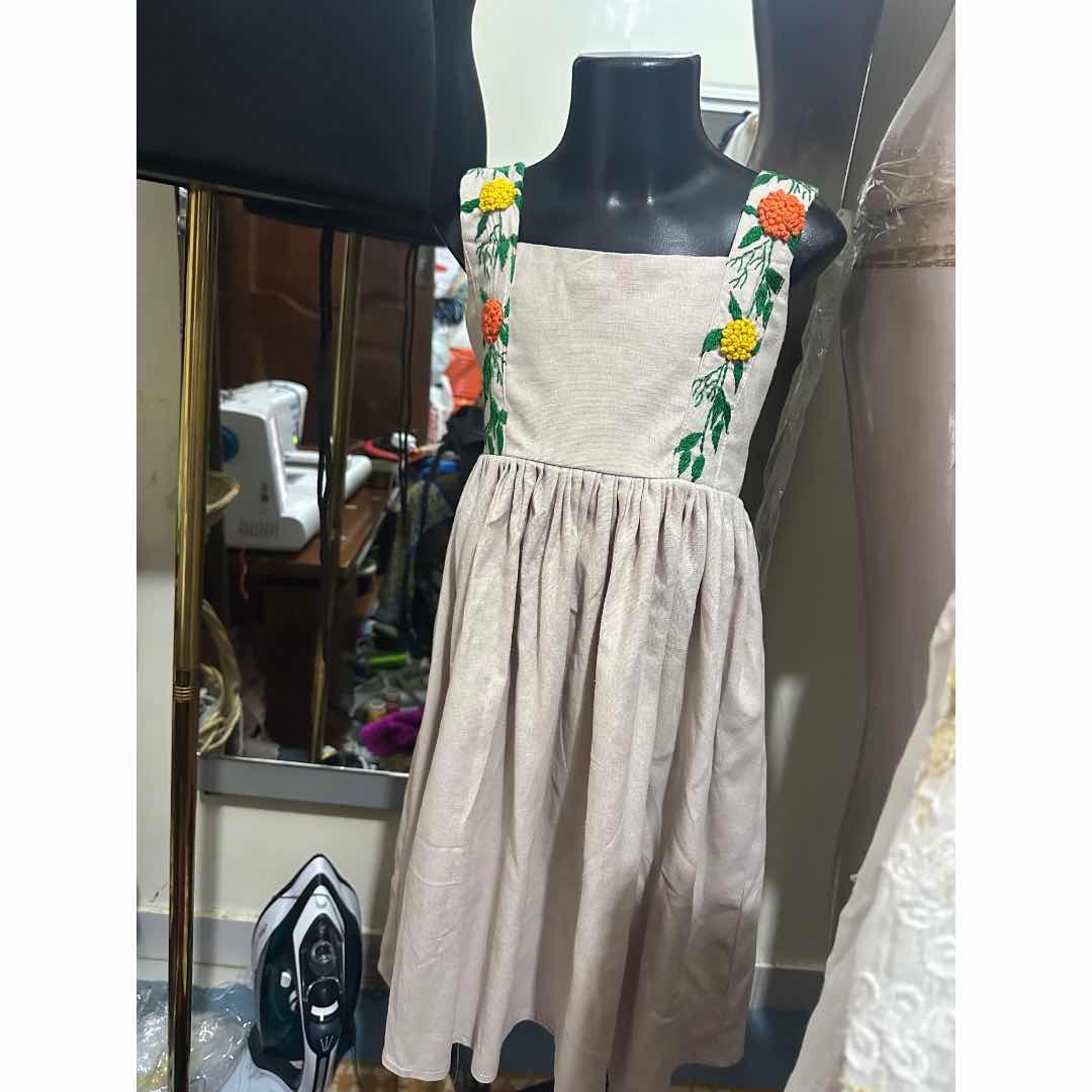 Robe en lin fille bohème beige, broderie fleurs, été chic et légère