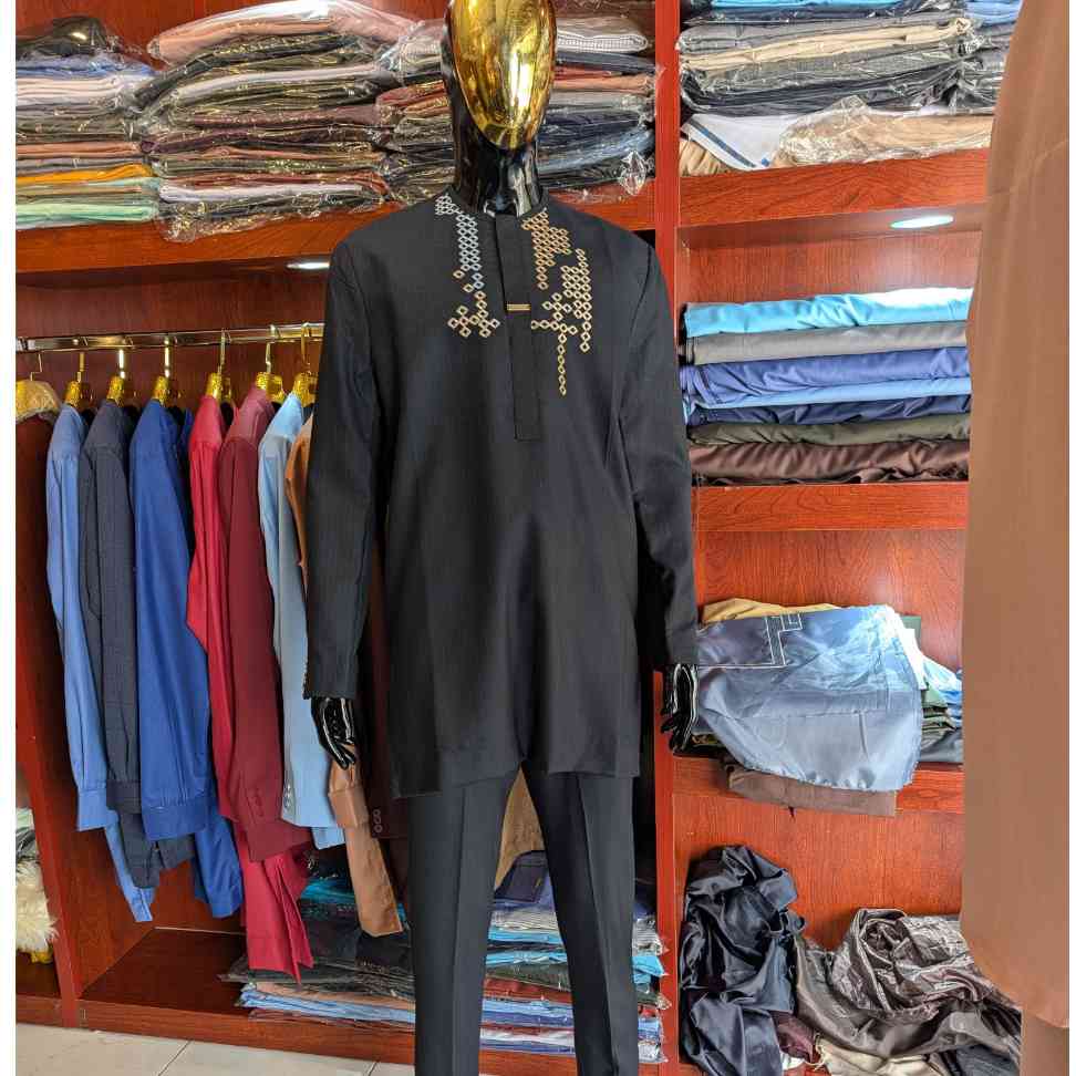 Ensemble homme élégant noir brodé