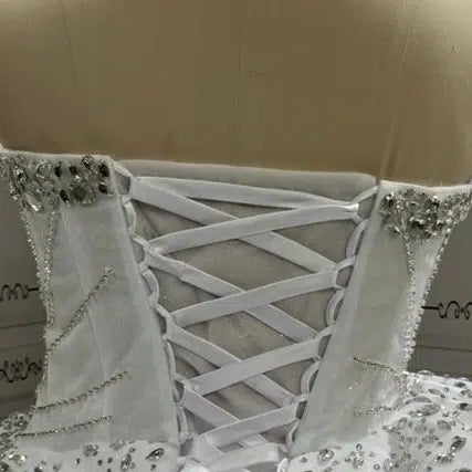 Robe princesse mariage blanc luxe, tulle et cristaux, jupe volumineuse élégante