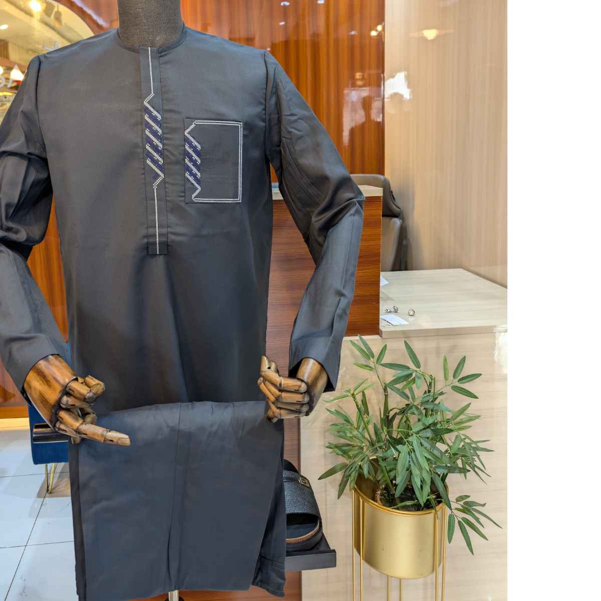 Ensemble costume africain homme élégant brodé, tenue traditionnelle chic