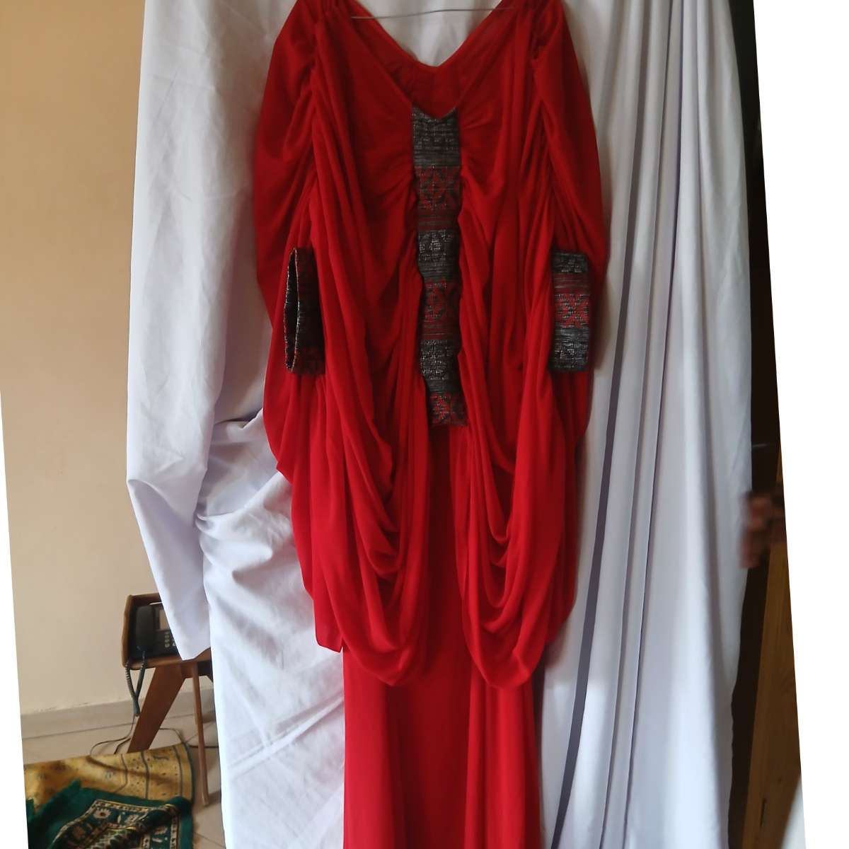 Ensemble femme crepe rouge et pagne tissé élégant, tenue cérémonie chic
