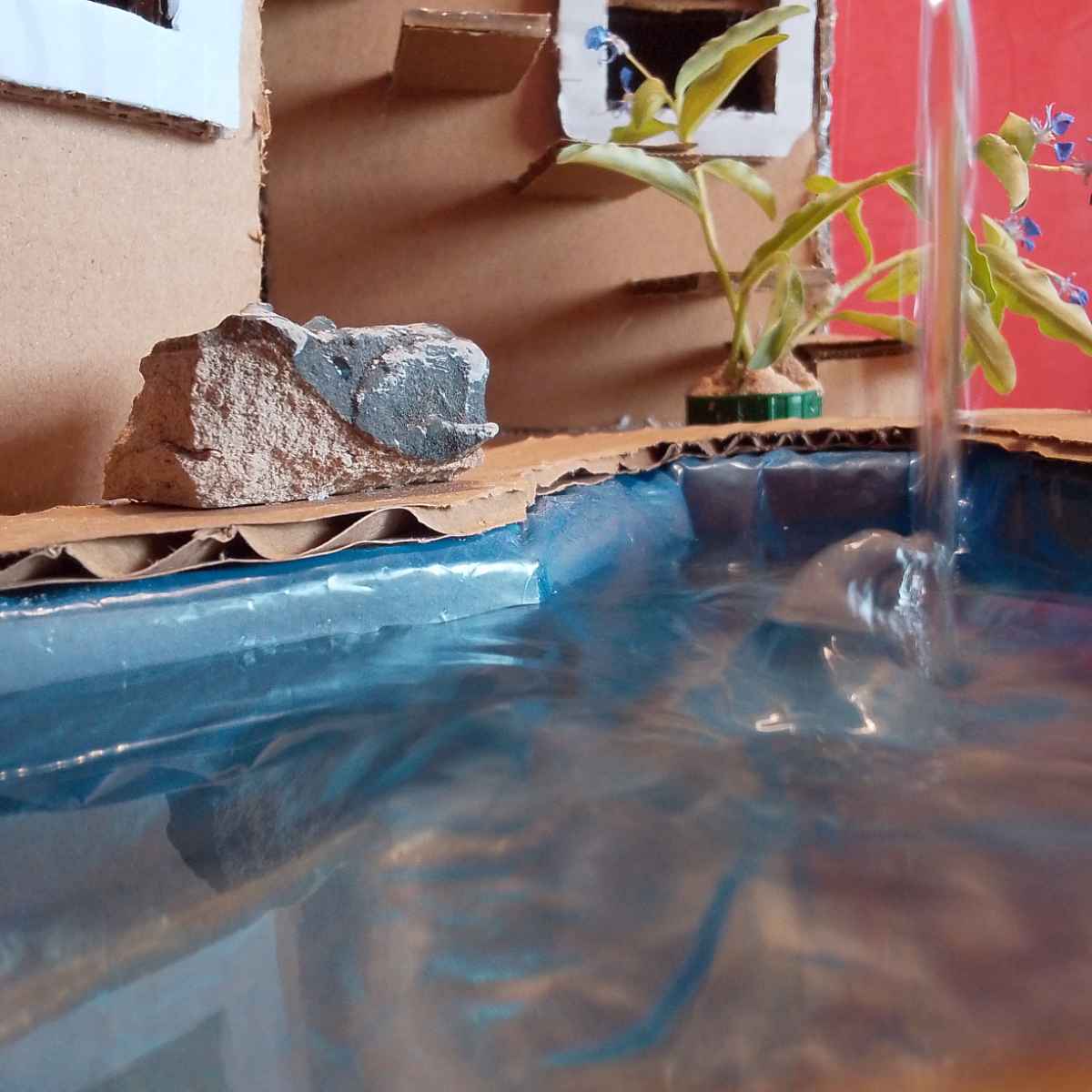 Maquette maison carton moderne avec piscine d'eau, mini maison design