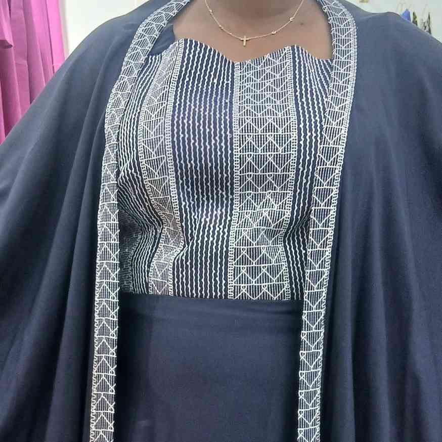 Kaftan Élégance de Minuit - Broderie Argent sur Bleu Marine