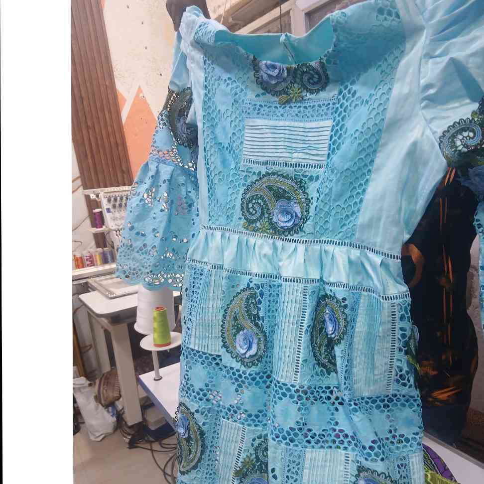 Robe bazin brodée bleue longue chic femme, élégante cérémonie et soirée