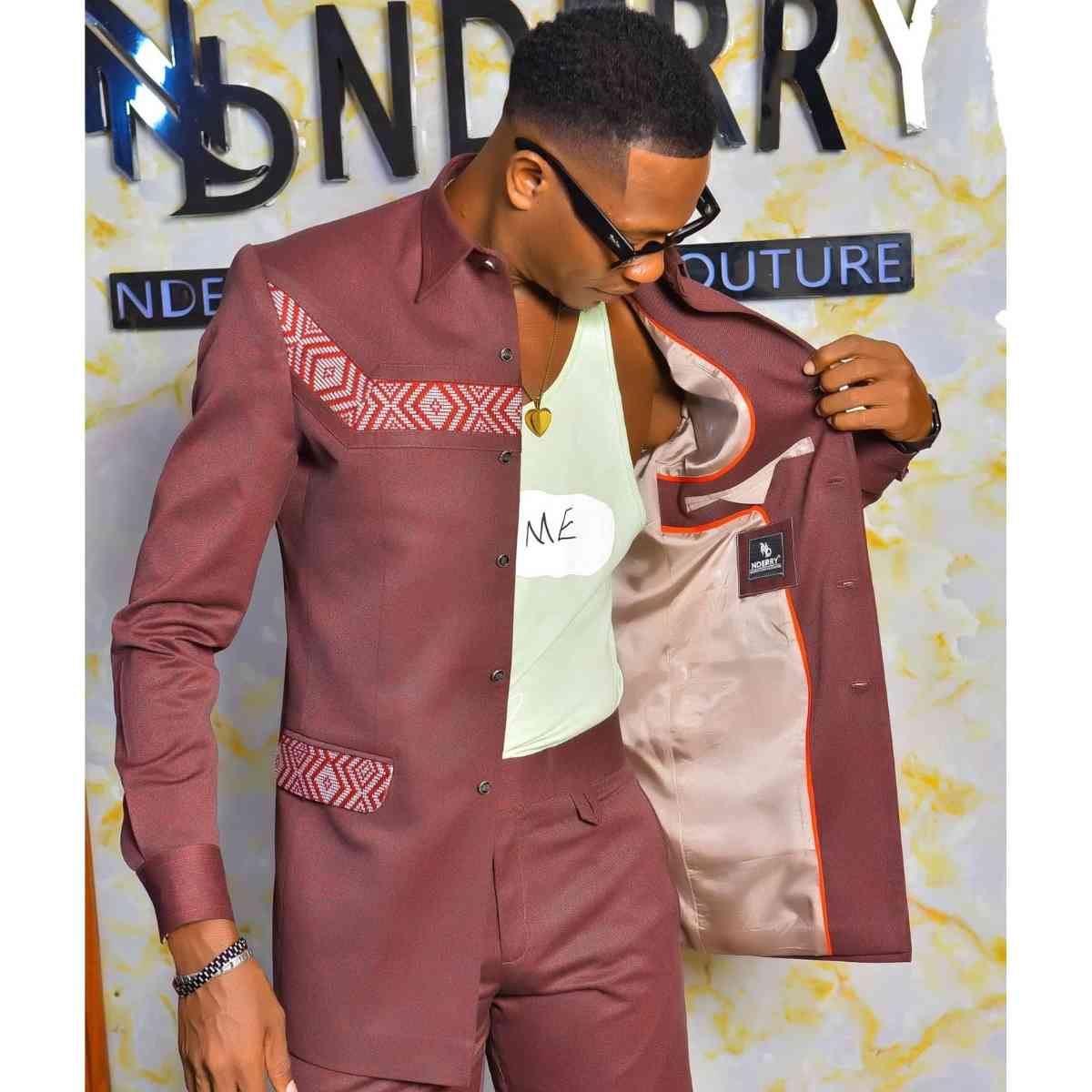 Costume africain homme bordeaux élégant motif ethnique, style moderne chic