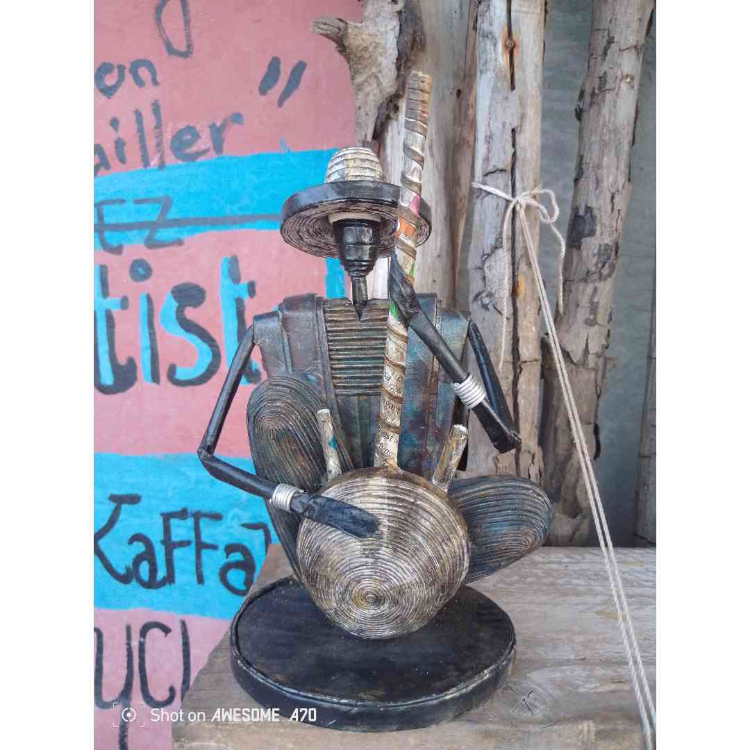 Sculpture musicien africain en papier recyclé – décoration ethnique artisanale