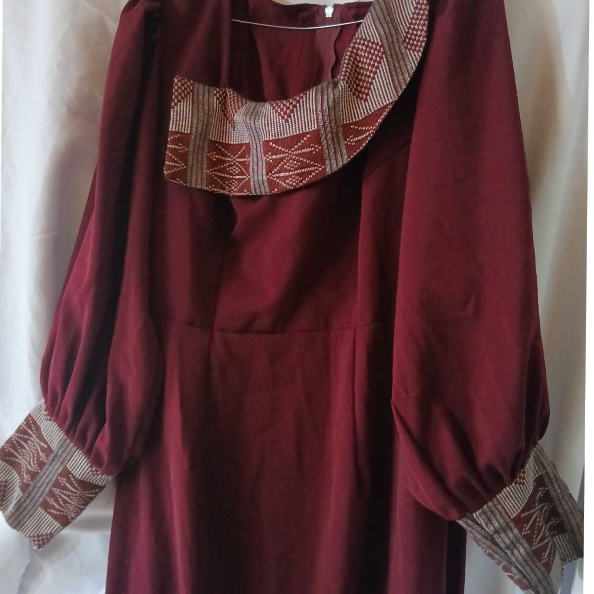 Robe soie Guerlain rouge bordeau élégante avec pagne tissé, soirée ou mariage