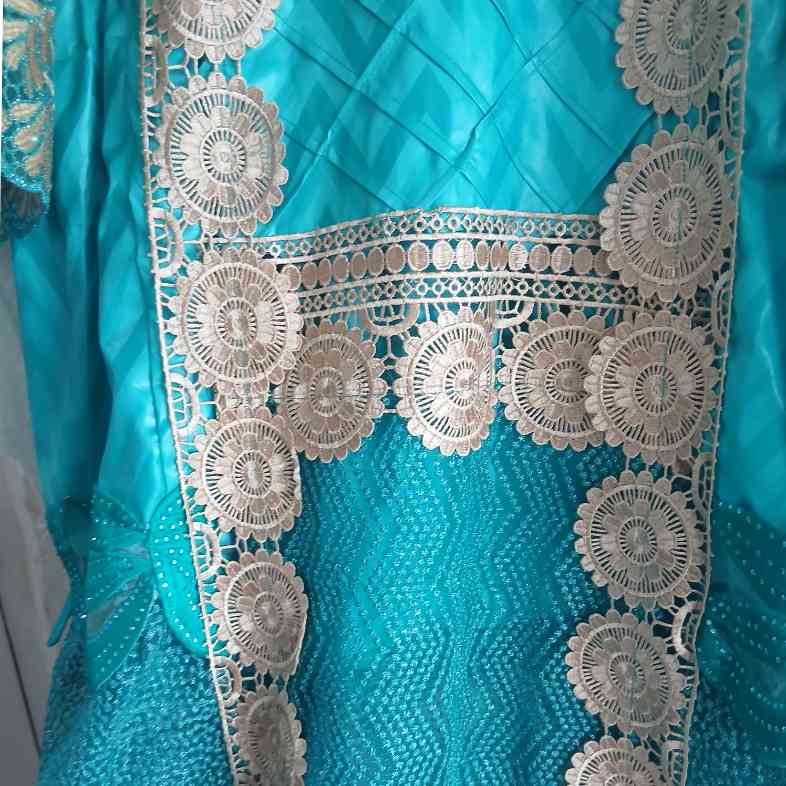 Robe bazin dentelle femme longue élégante cérémonie brodée bleu turquoise