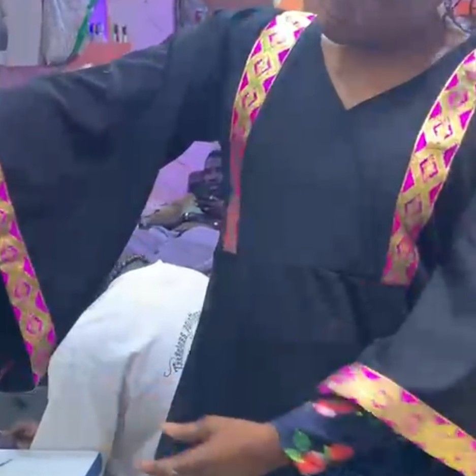 Abaya Élégance - Brocart Lin Coton Noir - Embellissements Traditionnels
