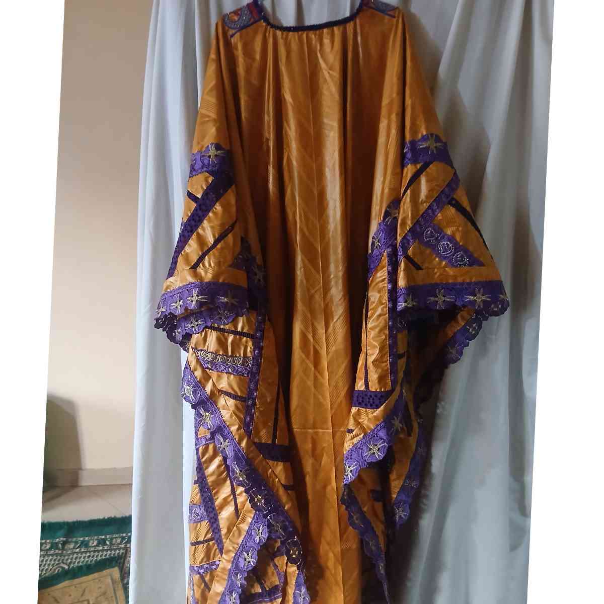 Grand boubou geztner avec broderie brodee et garnitures