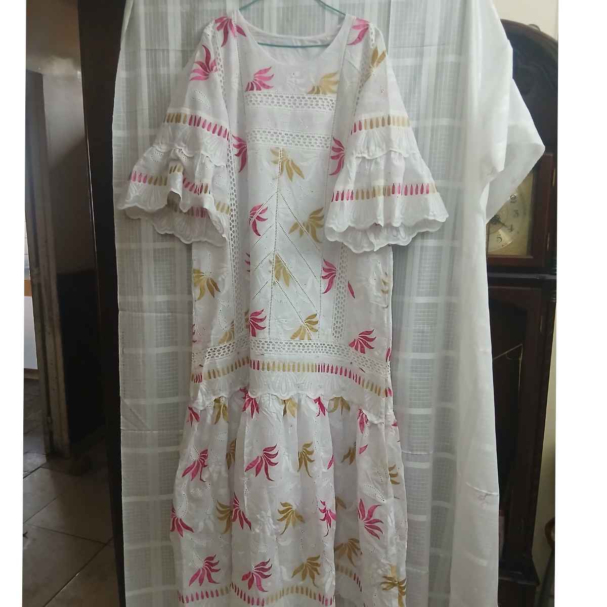 Robe blanche femme broderie rose et dorée, longue bohème chic élégante