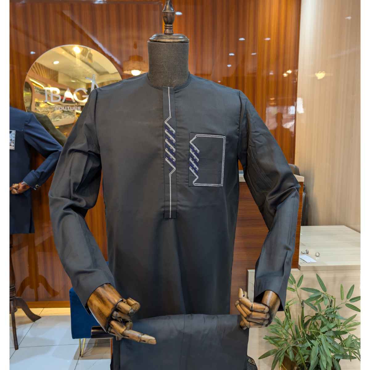 Ensemble costume africain homme élégant brodé, tenue traditionnelle chic