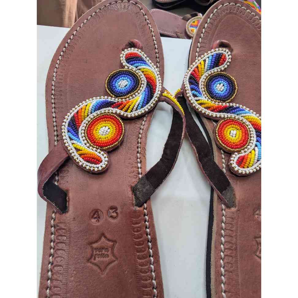 Sandales cuir femme avec motifs multicolores et perles