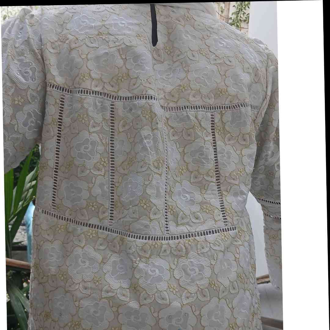 Robe femme brodée blanche fleurs dorées longue bohème chic élégante