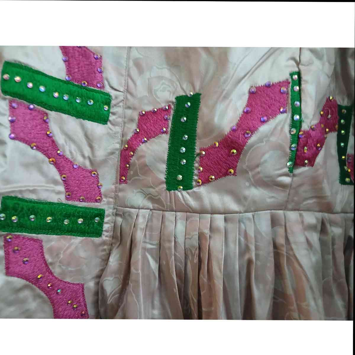 Robe Geztner rose broderies, longue satinée, élégante cérémonie femme