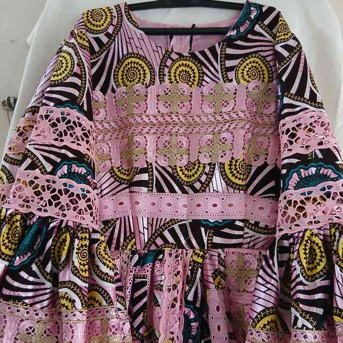 Robe wax femme longue ethnique chic avec dentelle, cérémonie ou soirée