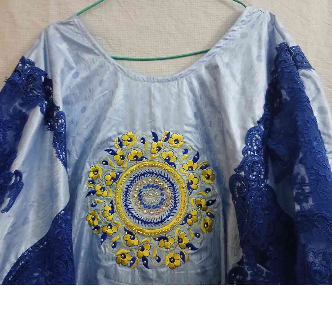 Boubou femme bleu Geztner et dentelle, robe ample cérémonie élégante