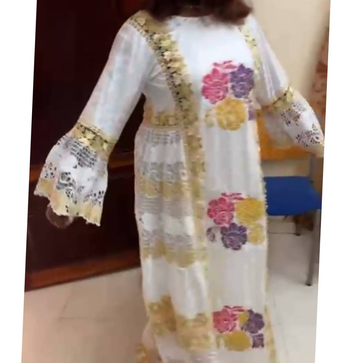 Robe geztner avec broderies, brode et garnitures